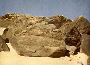 Rots met prehistorische hiërogliefen, Egypte. door English Photographer