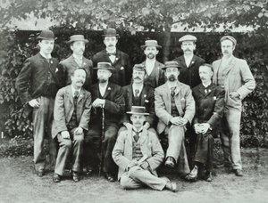 Rosendale Road School: groepen leraren, 1897 door English Photographer