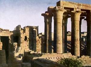 Ruïnes van portiek bij de Tempel van Luxor, Egypte