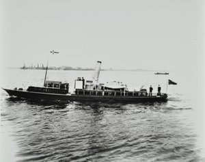 S.S. Beatrice, een schip op de Theems, 1898 door English Photographer