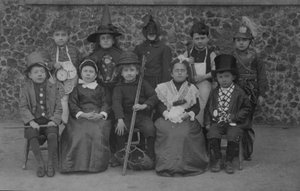 Schoolkinderen, Norfolk, in verkleedkleding begin 20e eeuw
