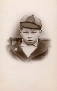Schooljongen in uniform door English Photographer