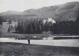Schotland: Invercauld, vanaf de Rivier door English Photographer