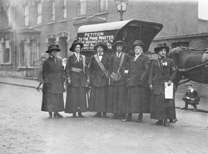 Schotse suffragettes arriveren in Londen om petitie te overhandigen door English Photographer