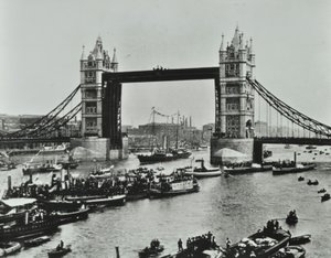Schepen passeren onder Tower Bridge, 1894 door English Photographer