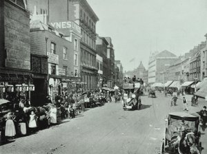 Shoreditch High Street: kijkend naar het noorden, 1896 door English Photographer