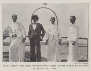 De Cingalese Dienaren van Sir T Lipton die de Koning bedienden aan boord van de Erin door English Photographer