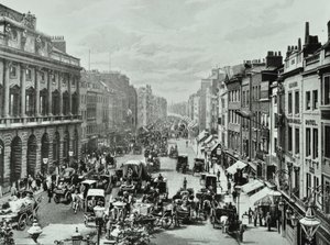 Somerset House, Strand, Westminster: westwaarts vanaf Saint Mary-le-Strand, 1895 door English Photographer