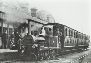 South Dock Station: een vierwielige gekoppelde tanklocomotief op het station, 1880 door English Photographer