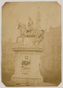 Standbeeld van koning George I, Leicester Square, Londen; foto genomen in 1866 door English Photographer