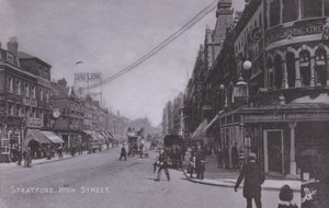 Stratford, Hoofdstraat, met Borough Theatre door English Photographer