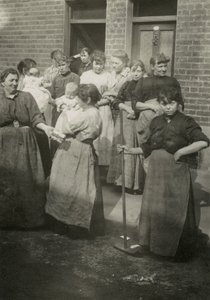 Straatscène, vrouwen en baby
