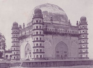 Sultan Muhammads Graf, Bijapur door English Photographer