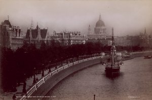 Theems Embankment vanaf Waterloo Bridge door English Photographer