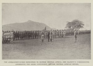 De Anglo-Portugese expeditie naar Brits Centraal-Afrika, Hare Majesteits commissaris toespreekt het Sikhs contingent, Brits Centraal-Afrikaanse geweren door English Photographer