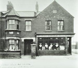 The Beehive Dining Rooms, 1899 door English Photographer