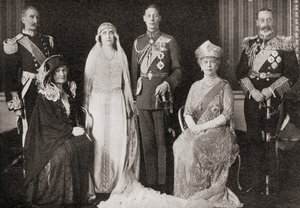 De Britse koninklijke familie bij het huwelijk van de Hertog en Hertogin van York, 1923, uit Het Verhaal van Vijfentwintig Jaar, gepubliceerd 1935