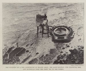 De bouw van een nieuwe vuurtoren bij Beachy Head, de touwspoorweg voor het vervoeren van mannen en materialen van de klif naar de werken door English Photographer