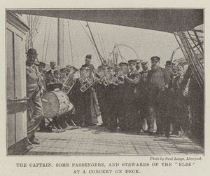 De kapitein, enkele passagiers en stewards van de Elbe bij een concert op het dek door English Photographer