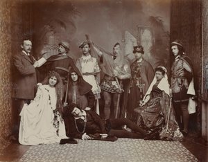 De cast van Hamlet, Winter Gardens, Cheltenham, 1895 door English Photographer