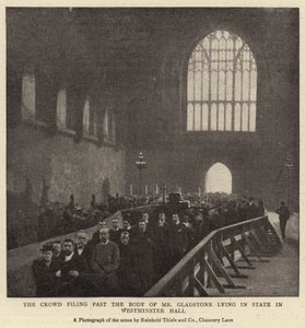 De menigte die langs het lichaam van Mr Gladstone loopt, opgebaard in Westminster Hall door English Photographer
