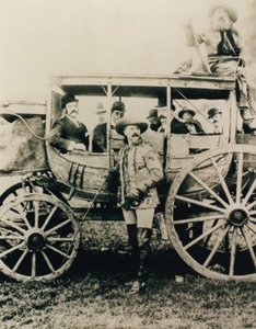 De Deadwood postkoets in Londen - Buffalo Bill staand, John Nelson in de koets