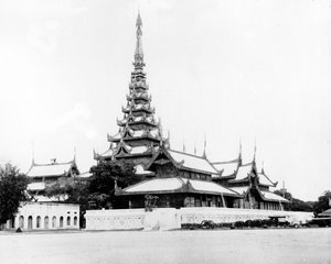 De Grote Audiëntiezaal in het Koninklijk Paleis, Mandalay door English Photographer