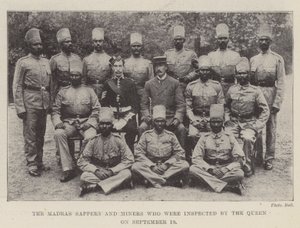 De Madras Sappers en Miners die door de koningin werden geïnspecteerd op 19 september door English Photographer