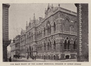 De hoofdingang van het Albert Memorial College in Queen Street