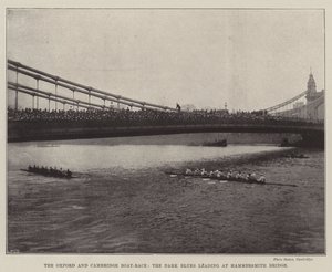 De Oxford en Cambridge Bootrace, de Donkerblauwen leiden bij Hammersmith Bridge