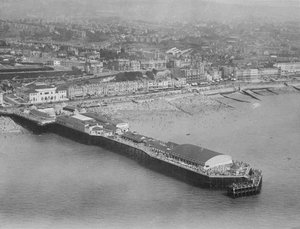 De Pier, Hastings, ca. 1930 door English Photographer