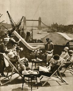 Het zwembad vanaf de daktuin van de Langbourne Club voor Stedelijke Vrouwen door English Photographer
