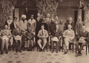 De Prins en de Maharaja Kumar bij de Residentie, Udaipur door English Photographer