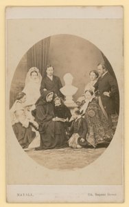 De Prins van Wales, toekomstige koning Edward VII, met zijn nieuwe vrouw, in een koninklijke groep, inclusief koningin Victoria
