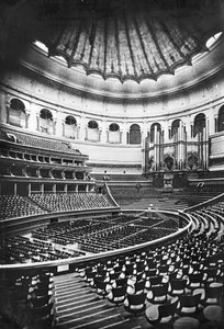 De Royal Albert Hall, Londen, ca. 1880 door English Photographer