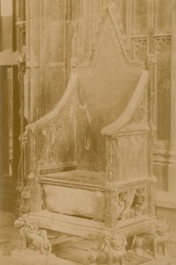 De Steen van Scone in de kroningsstoel