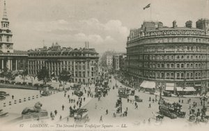 The Strand vanaf Trafalgar Square, Londen door English Photographer
