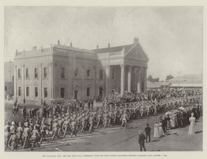 De Transvaalse Oorlog, het Nieuwe Stadhuis, Kimberley, met het Loyale North Lancashire Regiment marcherend voorbij, 7 oktober 1899 door English Photographer