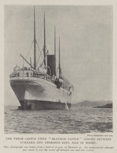 De Union Castle Liner Braemar Castle aan de grond tussen Gurnard en Thorness Bays, Isle of Wight door English Photographer