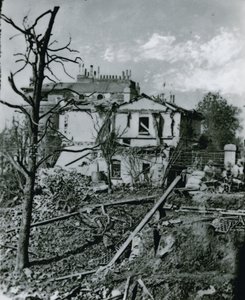 De explosie op het Regents Canal; Woning van de parkbeheerder na de explosie door English Photographer