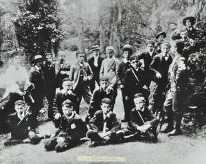 De eerste schoolreis van de London School Board. Kinderen van Bell Road Higher Grade School, Peckham bezoeken een kolenmijn in het Forest of Dean, 1896 door English Photographer