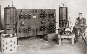 De eerste uitzendzender bediend in Groot-Brittannië, geïnstalleerd bij de Marconi Works, Chelmsford, in 1919 en 1920, uit Het Verhaal van Vijfentwintig Jaar, gepubliceerd 1935