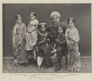 Wijlen de Maharadja van Mysore, GCSI, en zijn familie door English Photographer
