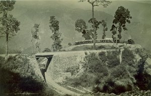 De lus bij Agony Point in Tindharia op de Darjeeling Himalayan Railway, 1880s