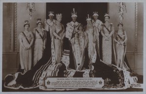 De koninklijke familie in hun kroningsgewaden door English Photographer