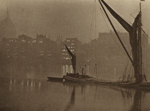 De schaduwen van de nacht vallen langzaam over de rivier van Londen (zw/w foto) door English Photographer
