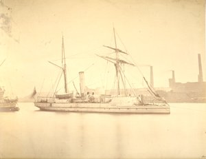 De stuurboordzijde van het kanonneerboot "Delta" afgemeerd in de rivier Tyne, ca. 1876 door English Photographer