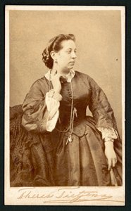 Therese Tietjens, portret (zw/w foto) door English Photographer