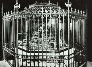 Tower of London, Tower Hill: kroonjuwelen, 1890 door English Photographer