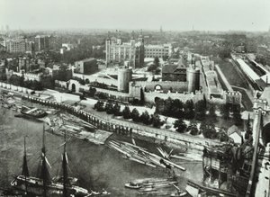 Tower of London, Tower Hill: vanaf Tower Bridge, 1890 door English Photographer